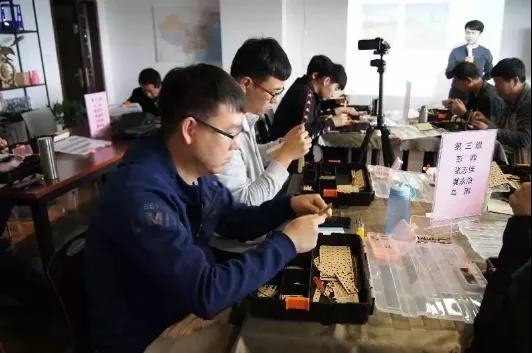 參加培訓(xùn)的教師們認(rèn)真制作